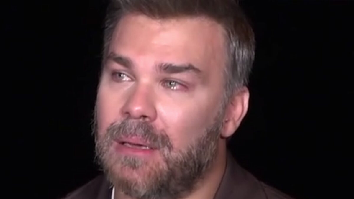 Ο Γιώργος Σαμπάνης κατά τη διάρκεια της δήλωσής του για τον Γιώργο Μαζωνάκη