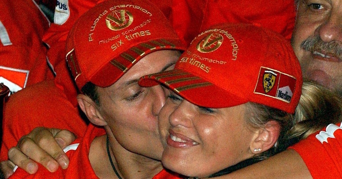Η σύζυγος του Μίκαελ Σουμάχερ σε σπάνια εξομολόγηση: «Όταν ακούω το τραγούδι μας κλαίω μόνη μου» Η σύζυγος του Μίκαελ Σουμάχερ σε σπάνια εξομολόγηση: «Όταν ακούω το τραγούδι μας κλαίω μόνη μου»
