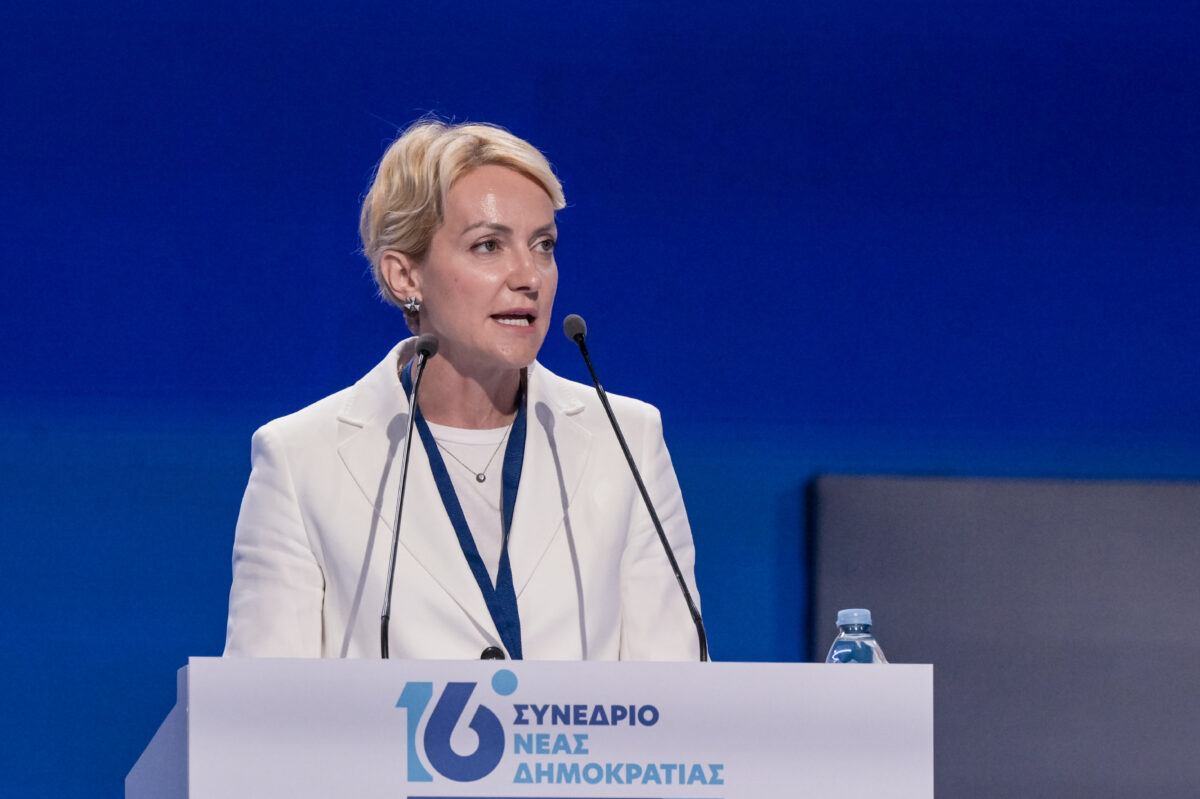 Αλεξάνδρα Σδούκου: Απαντάει στον Φαραντούρη δημοσιεύοντας την εγγραφή της στη ΝΔ από το μακρινό 1997 - «Δεν είμαστε όλοι ίδιοι»