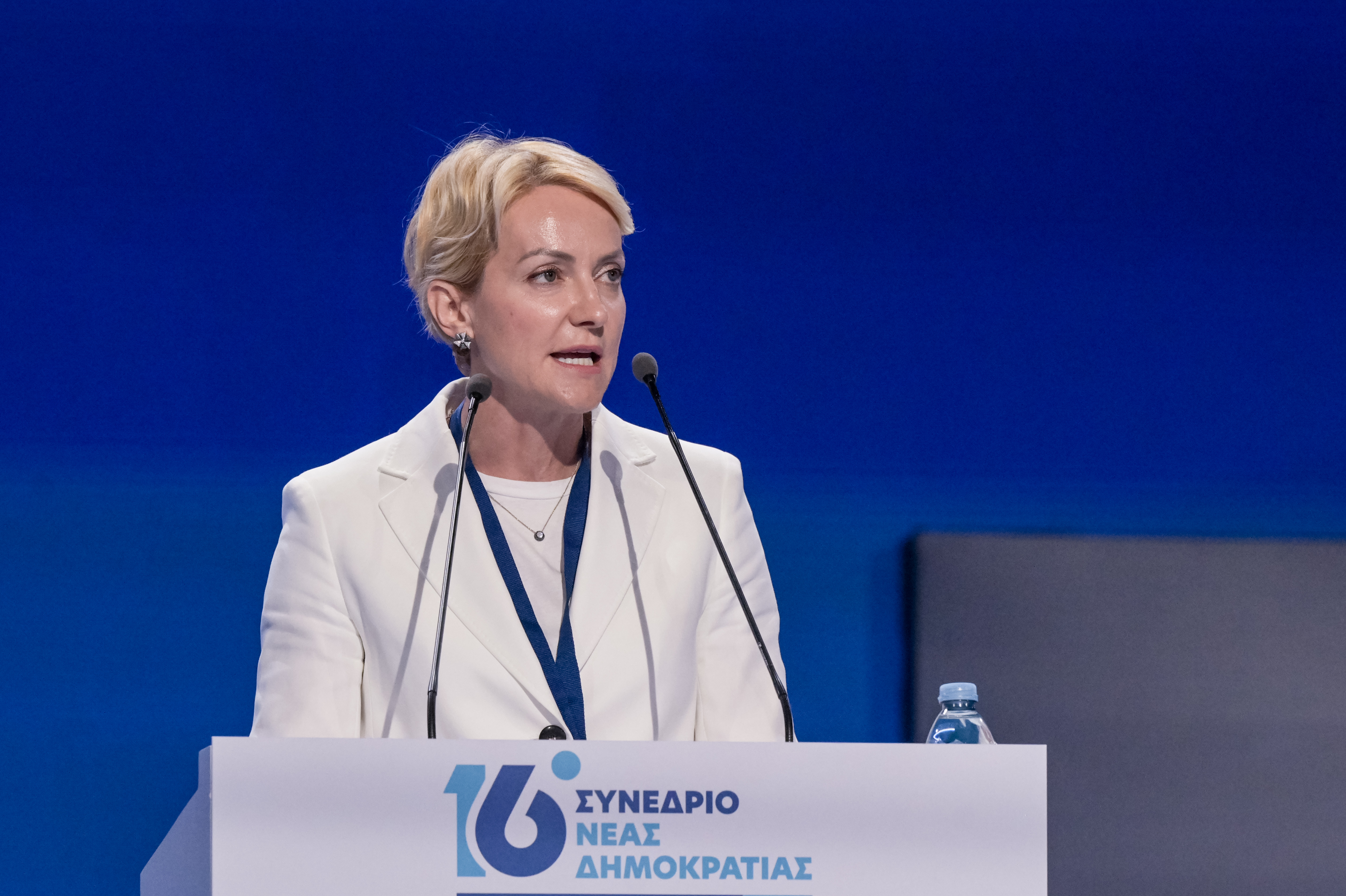 Αλεξάνδρα Σδούκου: Απαντάει στον Φαραντούρη δημοσιεύοντας την εγγραφή της στη ΝΔ από το μακρινό 1997 – «Δεν είμαστε όλοι ίδιοι»