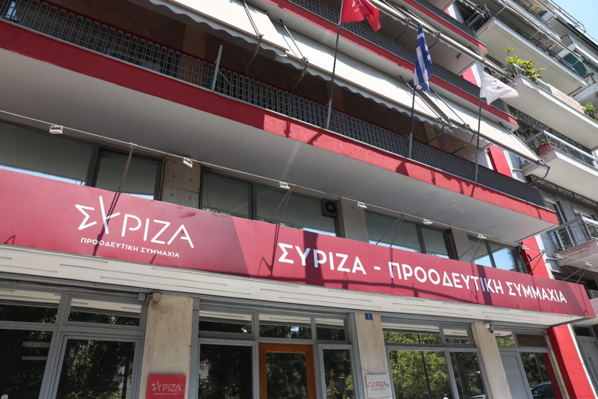 ΣΥΡΙΖΑ για Μητσοτάκη στη ΔΕΘ: «Ο πρωθυπουργός των καρτέλ» - «Φτωχοποίησε το 80% των πολιτών»