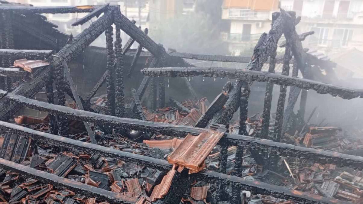 Φωτιά σε δώμα πολυκατοικίας στην Κέρκυρα από κεραυνό