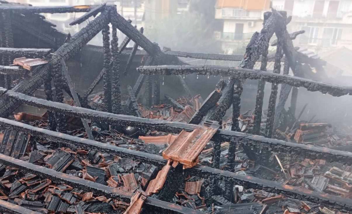 Φωτιά σε δώμα πολυκατοικίας στην Κέρκυρα από κεραυνό