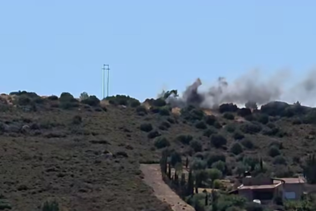 Φωτιά στα Σπάτα: Οριοθετήθηκε σε λίγα λεπτά, επιχείρησε ελικόπτερο