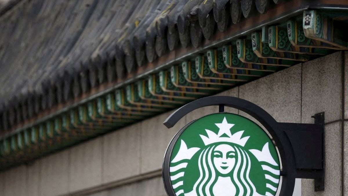 Starbucks logo / REUTERS / Kim Hong-Ji / File Photo