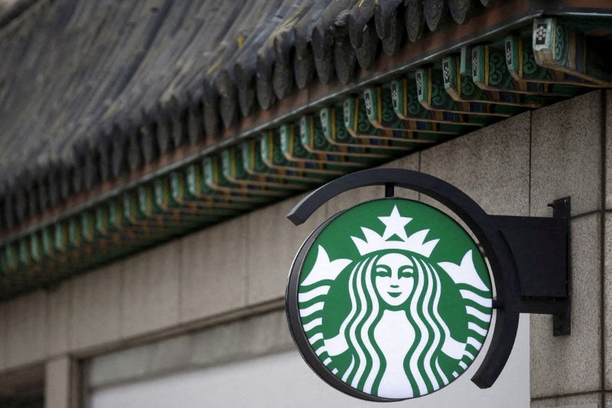 Starbucks logo / REUTERS / Kim Hong-Ji / File Photo