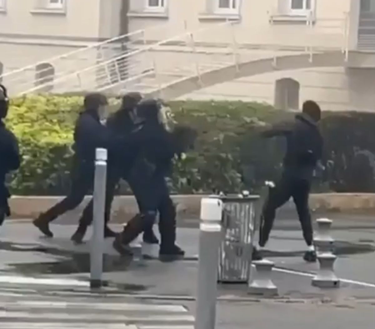 Γαλλία: Αστυνομικός πυροβόλησε μαθητή στο πρόσωπο με εκτοξευτή χειροβομβίδων - «Το στόμα του διαλύθηκε» λέει η μητέρα του