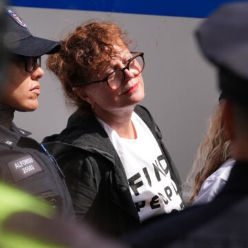 Η διάσημη Αμερικανίδα ηθοποιός, Susan Sarandon συλλαμβάνεται κατά τη διάρκεια διαδήλωσης κατά του Ισραηλινού πρωθυπουργού, Benjamin Netanyahu στη Νέα Υόρκη