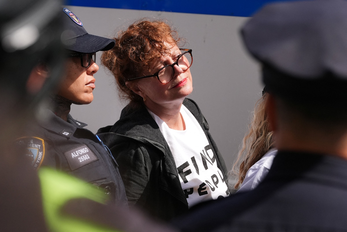 Η διάσημη Αμερικανίδα ηθοποιός, Susan Sarandon συλλαμβάνεται κατά τη διάρκεια διαδήλωσης κατά του Ισραηλινού πρωθυπουργού, Benjamin Netanyahu στη Νέα Υόρκη