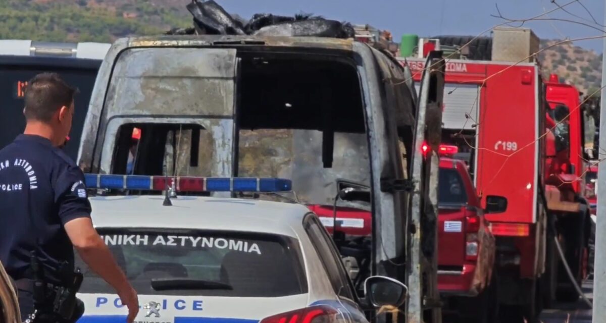 Βάρη: Φωτιά κατέστρεψε ολοσχερώς σχολικό λεωφορείο στη Λεωφόρο Αθηνών – Σουνίου | Επικαιρότητα στο PlusTV.gr