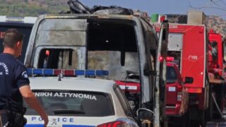 Φωτιά κατέστρεψε ολοσχερώς σχολικό λεωφορείο στη Λεωφόρο Αθηνών – Σουνίου