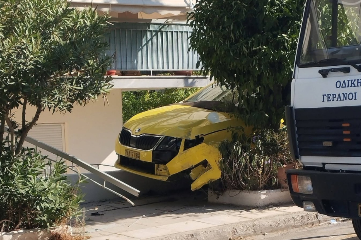Ηλιούπολη: Οδηγός με κλεμμένο αυτοκίνητο «έφαγε» STOP και συγκρούστηκε με ταξί - Δείτε εικόνες