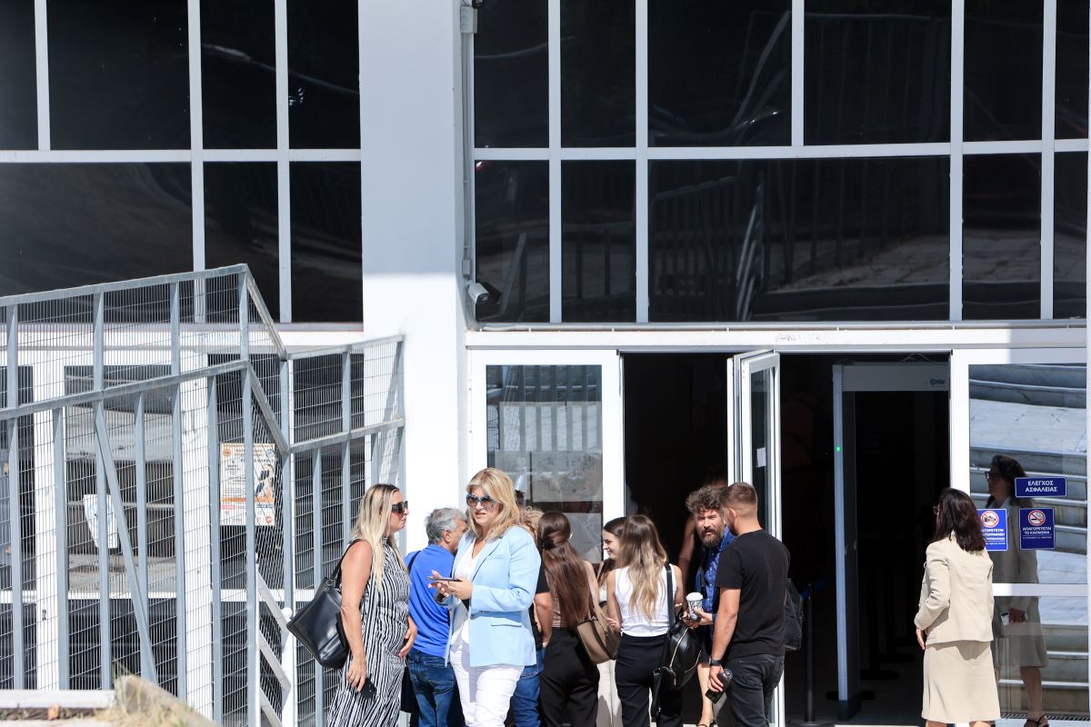 Δίκη για τα Τέμπη: Κατέθεσαν σύζυγος και κόρη του μηχανοδηγού - «Μέσα σε ένα βράδυ όλα χάθηκαν»