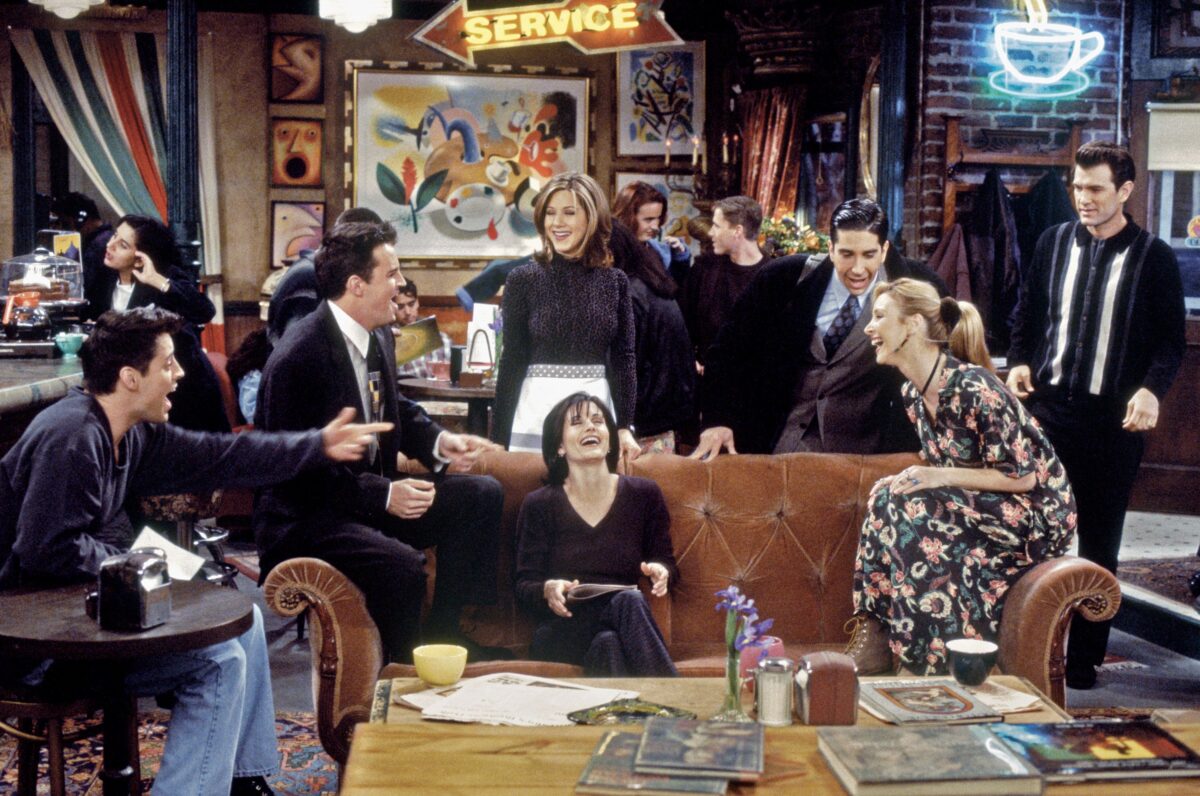 «Friends»: 32 χρόνια από το πρώτο επεισόδιο, όταν γνωρίσαμε τα «Φιλαράκια» μας