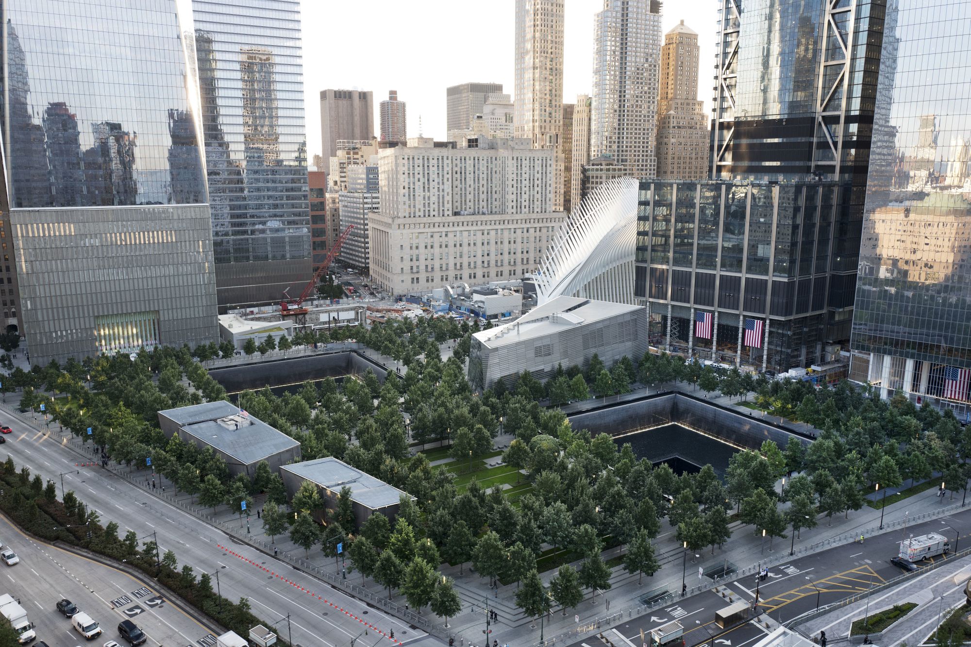Το Μουσείο (National September 11 Memorial Museum) και το Εθνικό Μνημείο (δύο τεχνητές λίμνες με καταρράκτες και με τα ονόματα των θυμάτων χαραγμένα στην περίμετρό τους) είναι αφιερωμένα στη μνήμη των 2,983 ανθρώπων που πέθαναν την 11η Σεπτεμβρίου στους Δίδυμους Πύργους και στο Πεντάγωνο