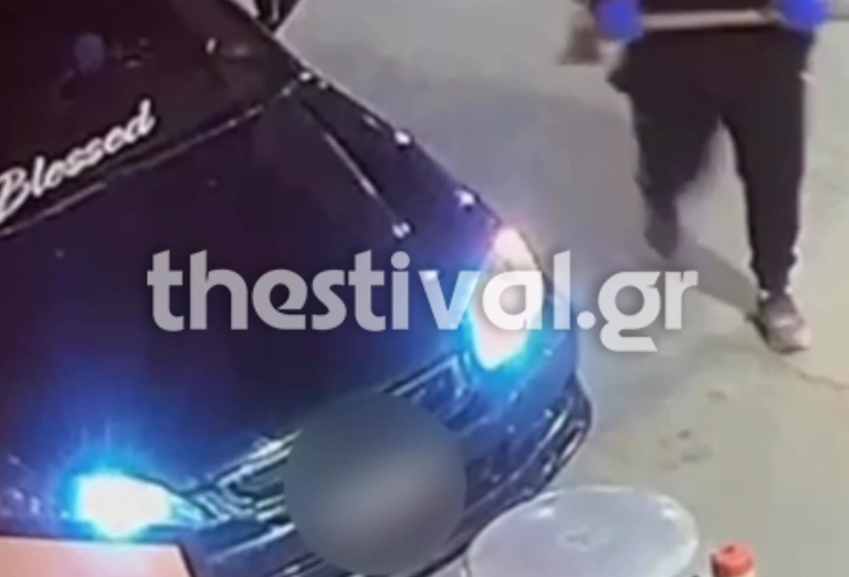 Θεσσαλονίκη: Η στιγμή που ληστές μπουκάρουν με τσεκούρι και λοστό σε βενζινάδικο