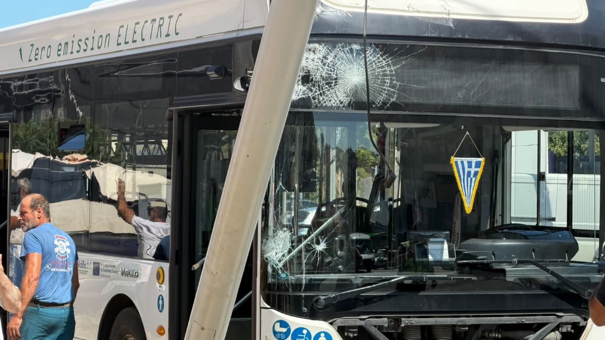 Το λεωφορείο που έπεσε πάνω σε στάση στη Νεάπολη Θεσσαλονίκης