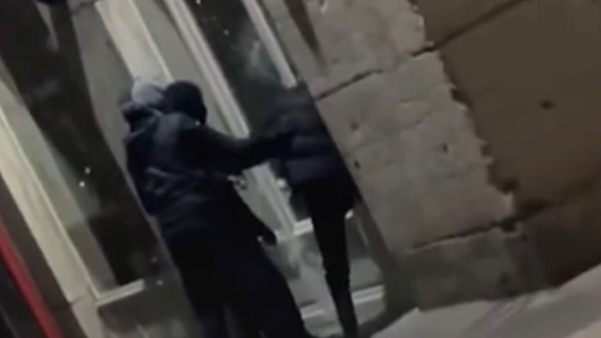 Λυών: Ξάφρισαν κοσμηματοπωλείο – Έσπασαν με σφυριά τη βιτρίνα, άρπαξαν κοσμήματα και διέφυγαν σαν κύριοι με ΙΧ