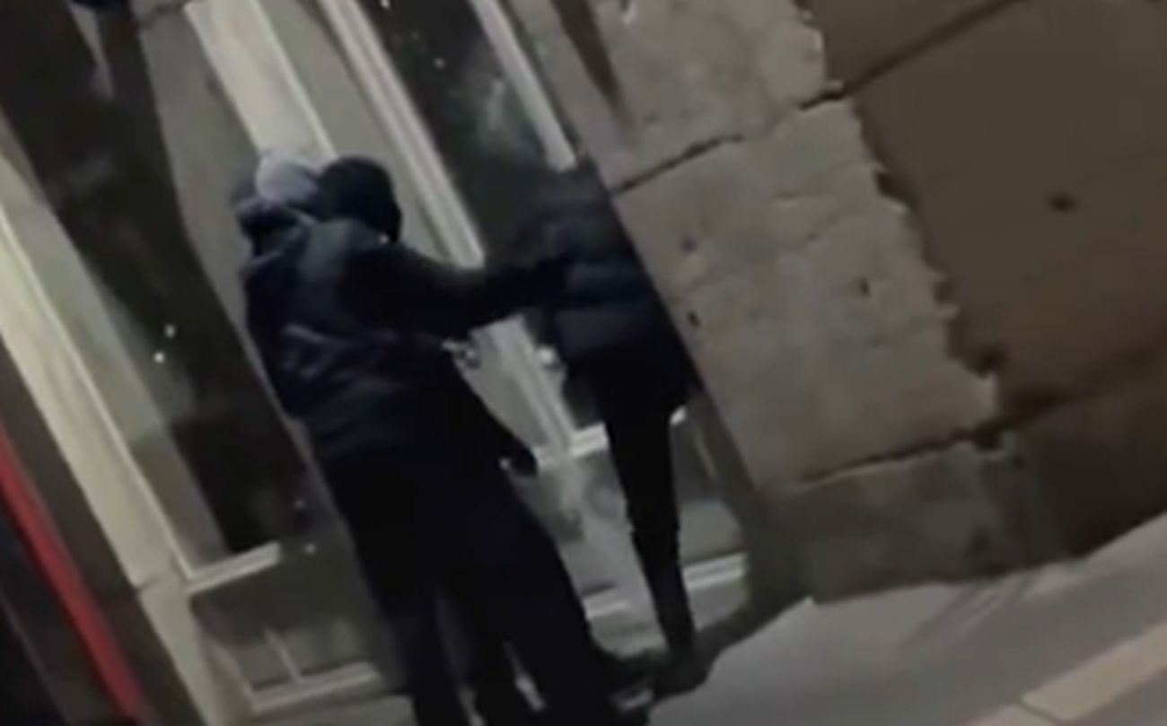 Ξάφρισαν κοσμηματοπωλείο στη Λυών - Έσπασαν με σφυριά τη βιτρίνα, άρπαξαν κοσμήματα και διέφυγαν σαν κύριοι με ΙΧ