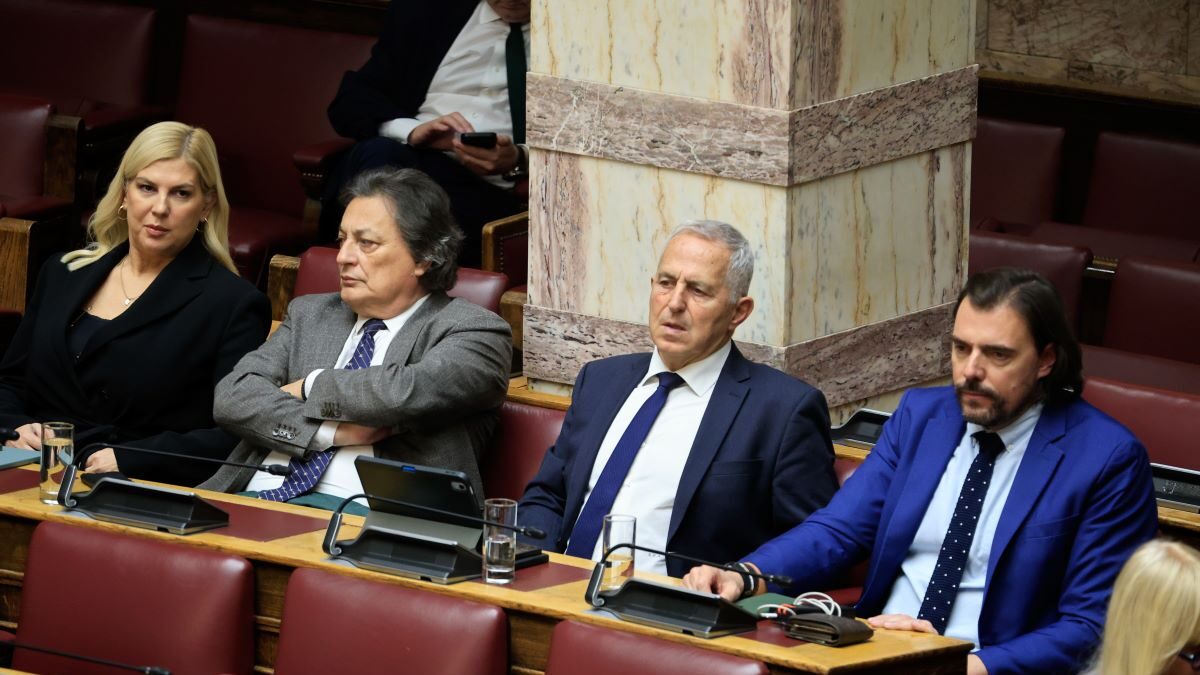 Ράνια Θρασκιά, Αλέξανδρος Αποστολάκης, Ευάγγελος Αποστολάκης και Πέτρος Παππάς στη Βουλή