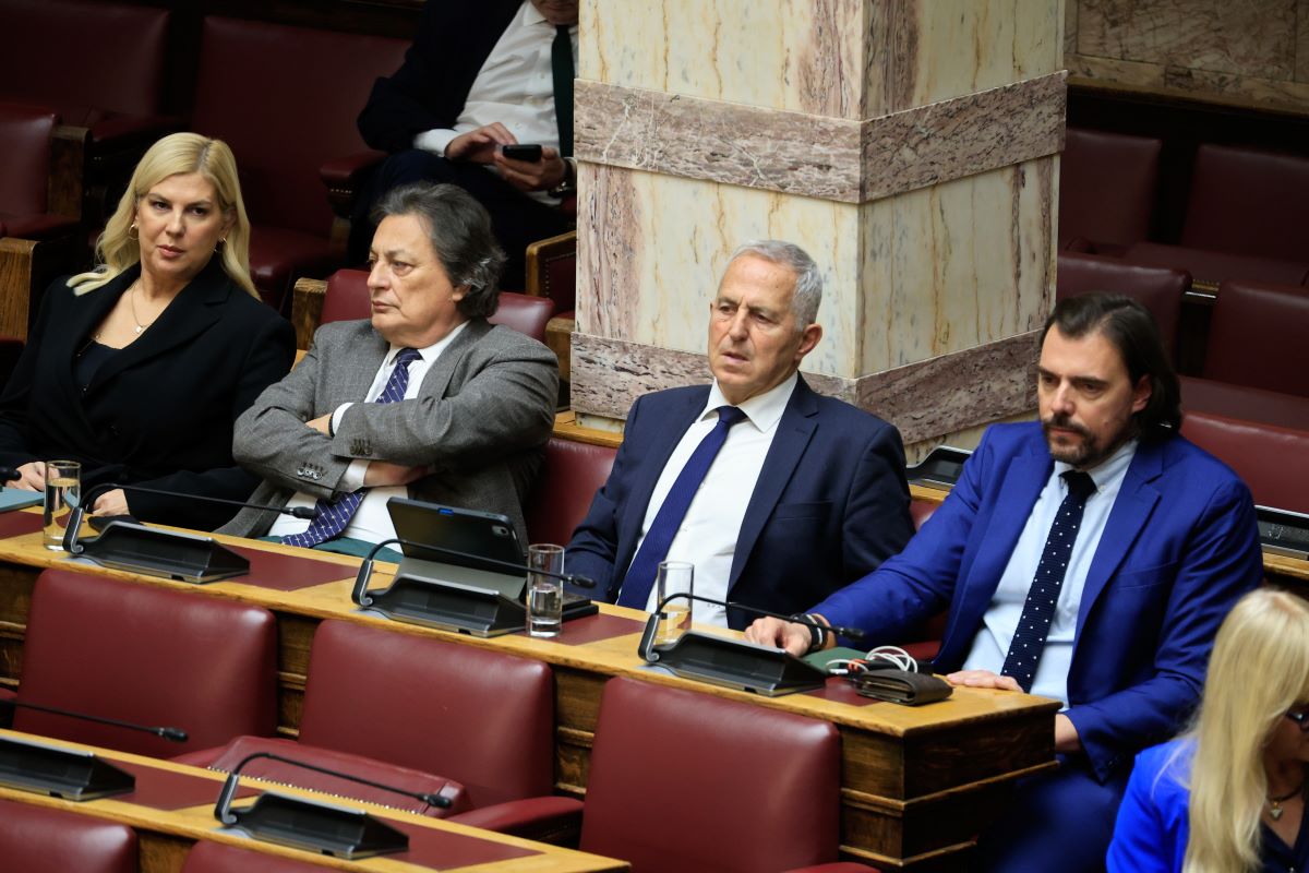 Ράνια Θρασκιά, Αλέξανδρος Αποστολάκης, Ευάγγελος Αποστολάκης και Πέτρος Παππάς στη Βουλή