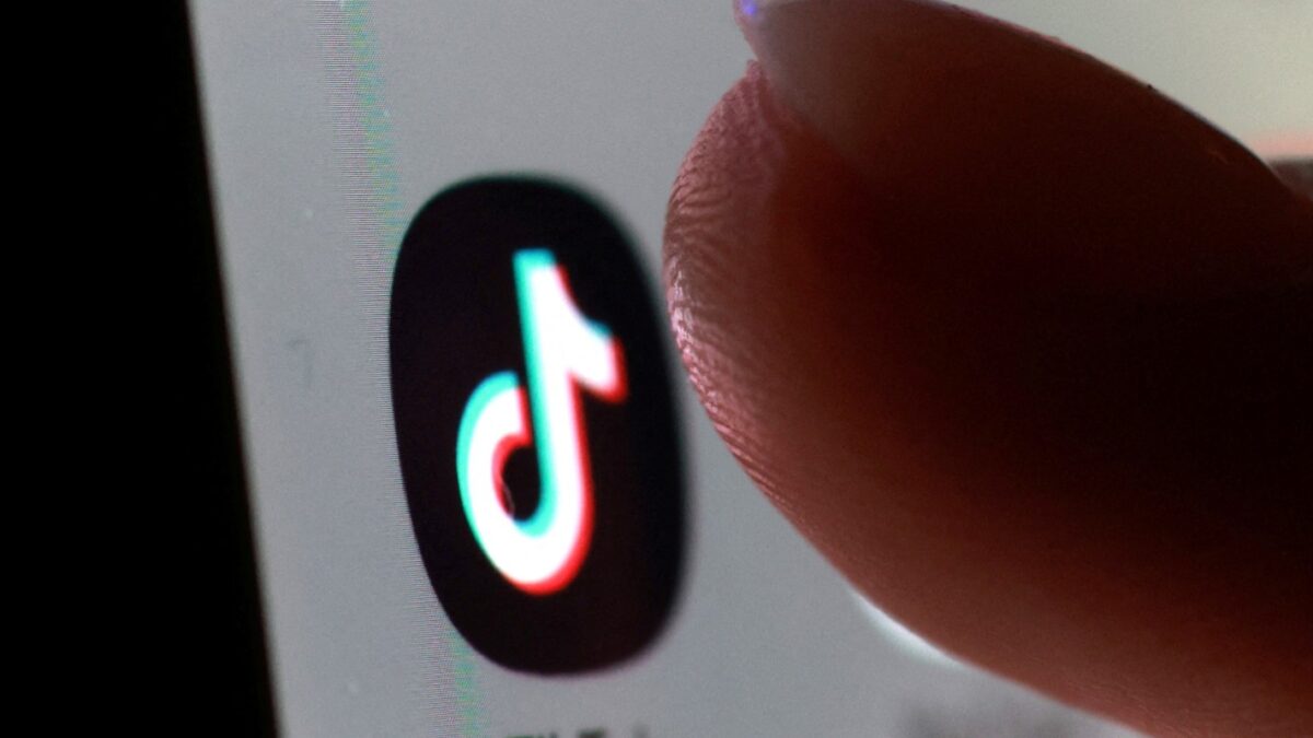 Το εικονίδιο της εφαρμογής TikTok σε smartphone