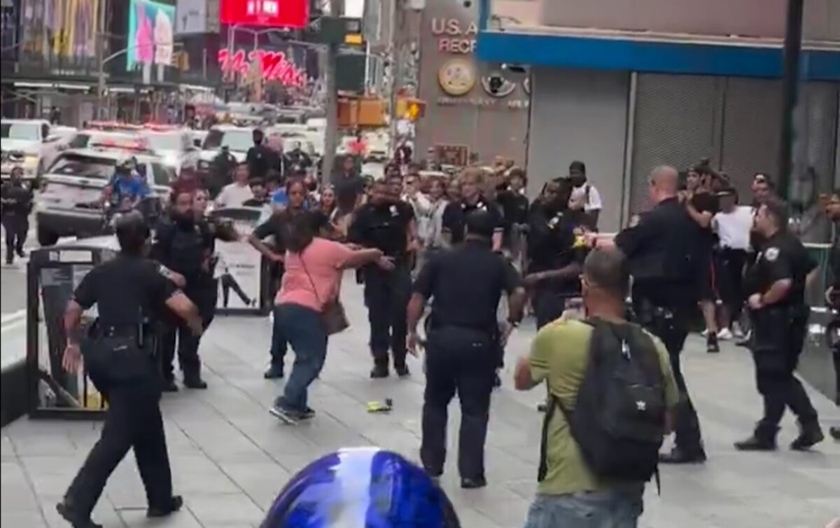 Νέα Υόρκη: Τρόμος στην Times Square με δύο νεκρούς - Γυναίκα μαχαίρωσε περαστικούς, την σκότωσαν οι αστυνομικοί