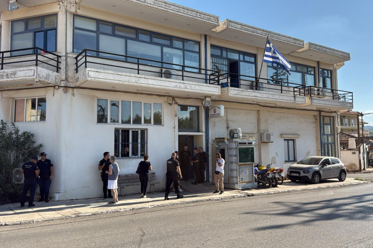 Αυτόπτες μάρτυρες περιγράφουν το αιματηρό περιστατικό στο ΑΤ Μάνδρας: «Ζύγωσε τον αστυνομικό για να τον καρφώσει και αναγκάστηκε να τον πυροβολήσει»