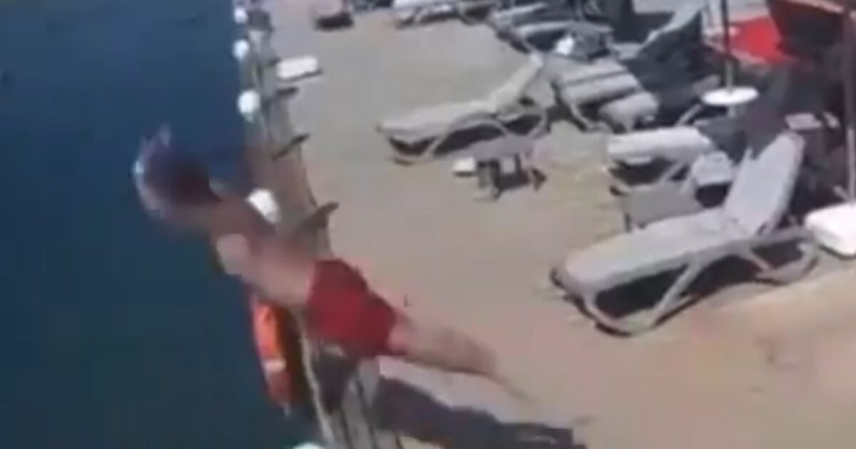 Τουρκία: Πατέρας 3 παιδιών βούτηξε από προβλήτα στη θάλασσα και σκοτώθηκε Τουρκία: Πατέρας 3 παιδιών βούτηξε από προβλήτα στη θάλασσα και σκοτώθηκε