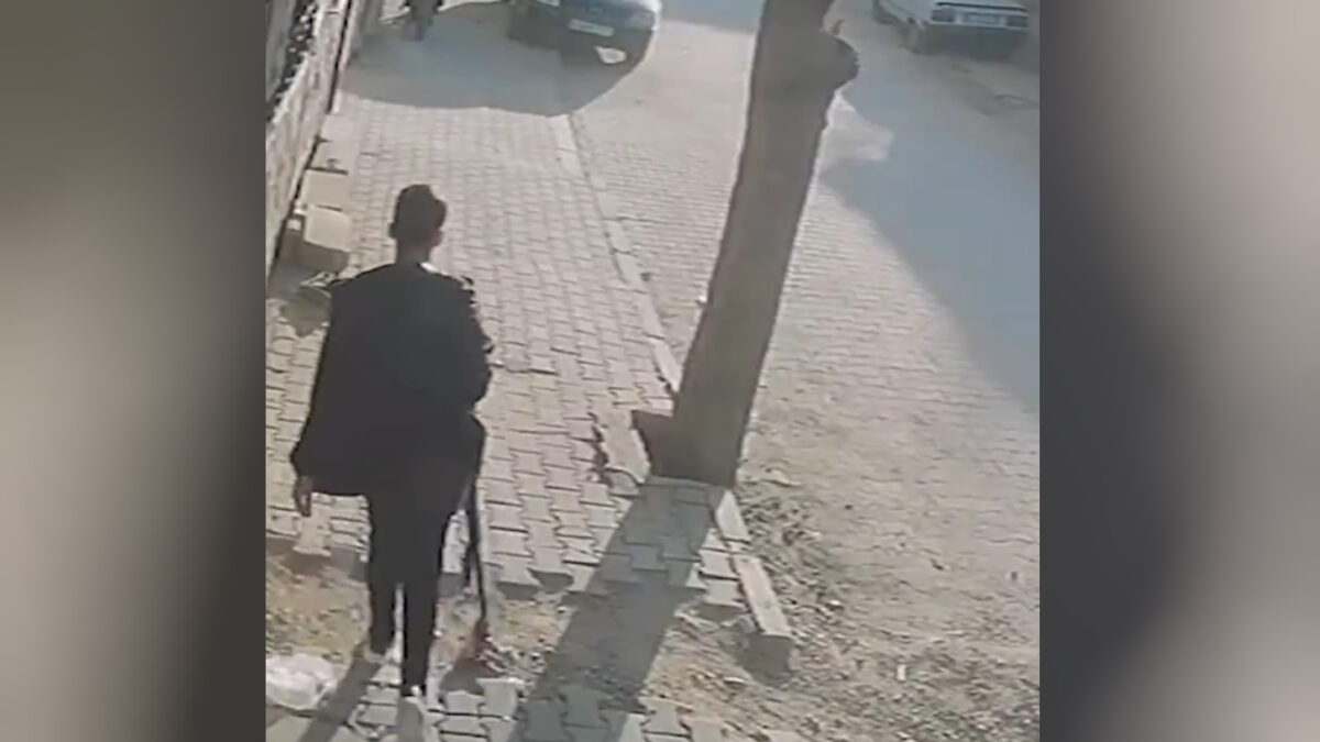 Ο δράστης κρατώντας όπλο τη στιγμή που προσεγγίζει το σχολείο