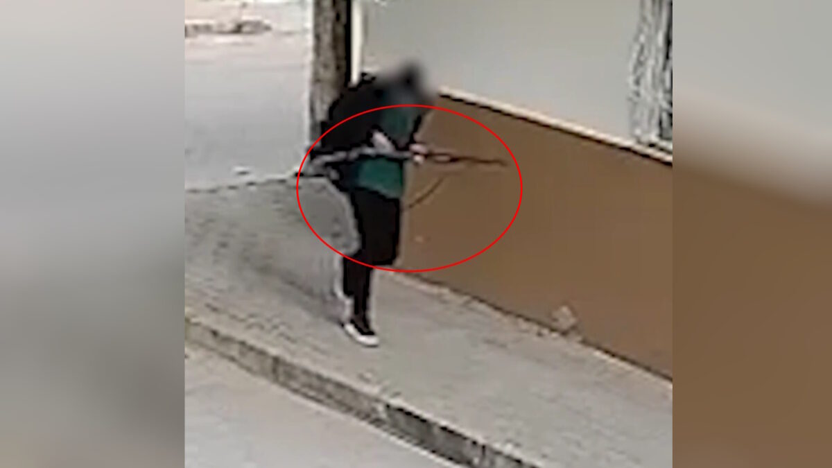 Ο δράστης των πυροβολισμών κρατώντας την καραμπίνα