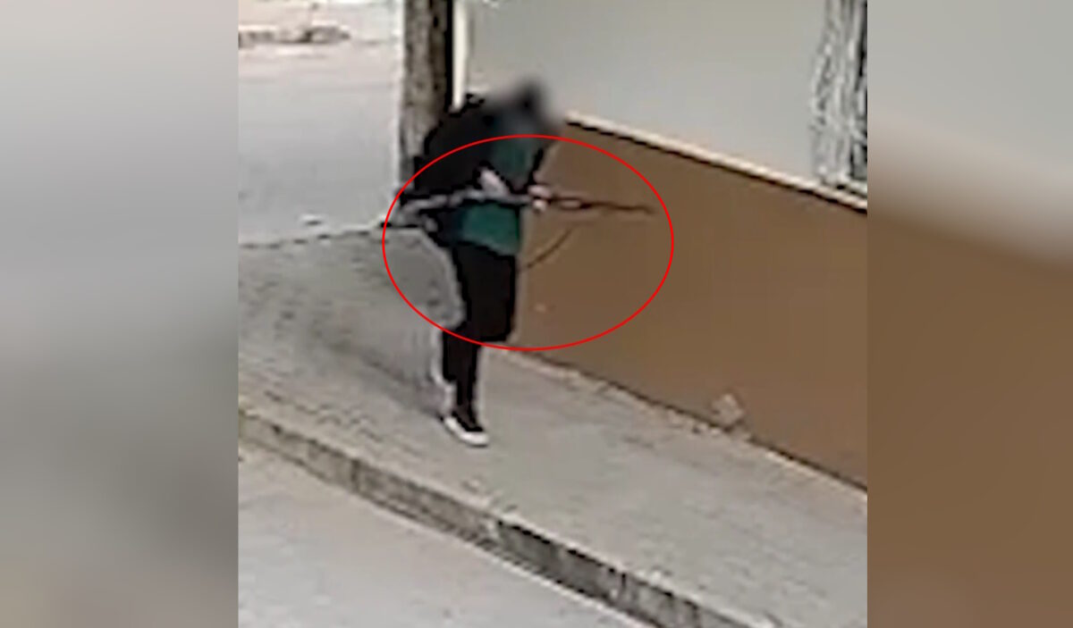 Ο δράστης των πυροβολισμών κρατώντας την καραμπίνα