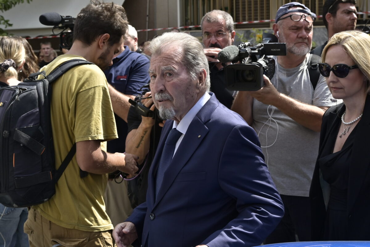 Στην Αγία Τριάδα της Νίκαιας η εξόδιος ακολουθία του Γιώργου Μαζωνάκη, που απεβίωσε στις 9 Σεπτεμβρίου σε ηλικία 54 ετών, έπειτα από ανακοπή καρδιάς Δευτέρα 14 Σεπτεμβρίου 2026 (ΜΙΧΑΛΗΣ ΠΑΠΑΝΙΚΟΛΑΟΥ
