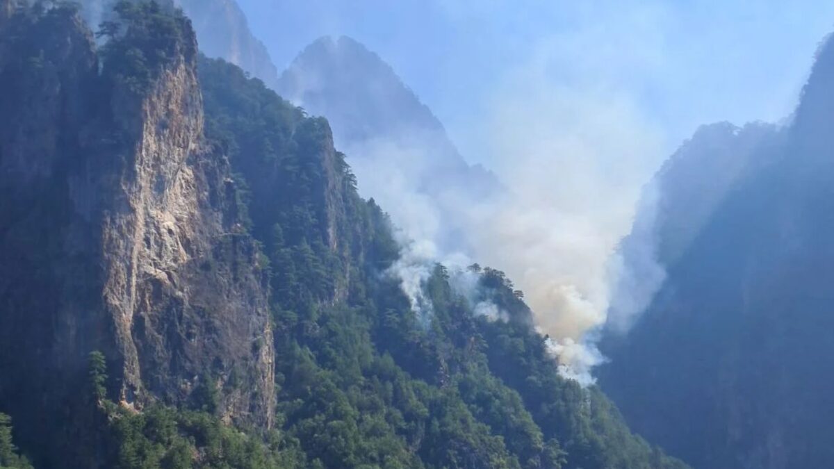 Η φωτιά ξέσπασε απέναντι από την ιστορική Μονή Στομίου στην Κόνιτσα