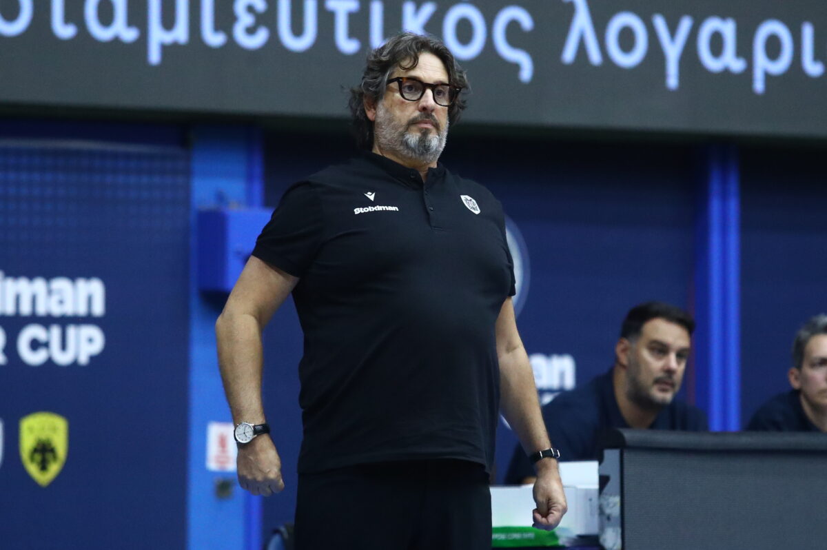 Έξαλλος ο Τρινκιέρι: «30 βολές, 4 τεχνικές ποινές, προσπαθώ να καταλάβω τη διαιτησία»