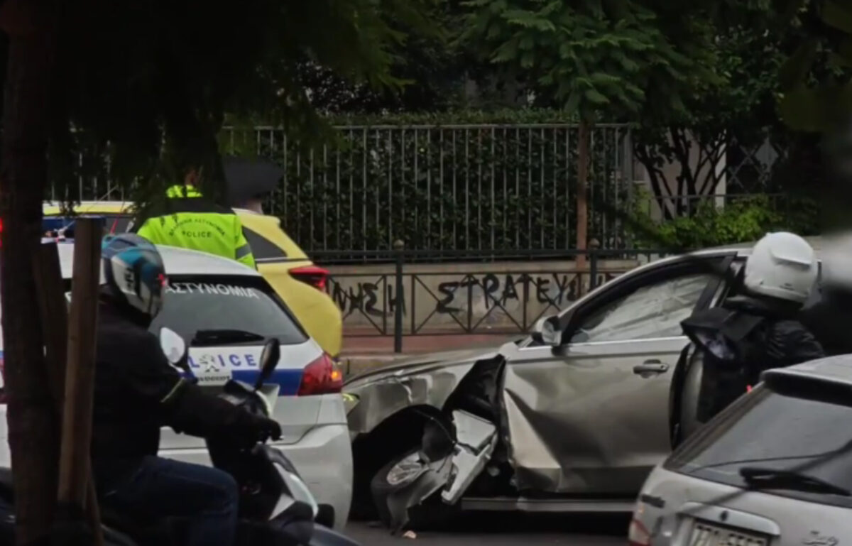 Αυτοκίνητο συγκρούστηκε σε κολώνα στην Βασιλίσσης Σοφίας: Διακοπή κυκλοφορίας στην αριστερή λωρίδα - Δείτε βίντεο