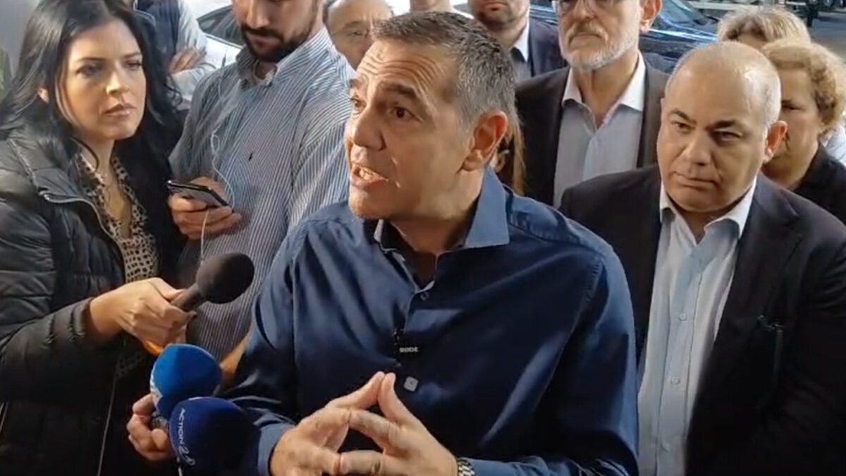 Ο Αλέξης Τσίπρας στην Κυψέλη – Συνομίλησε με κατοίκους που τα σπίτια τους έχουν υποστεί ζημιές από το μετρό