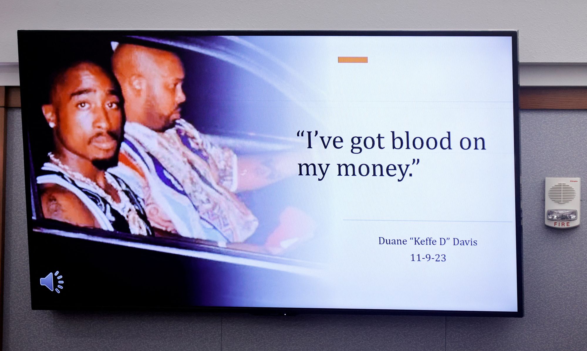 Μια εικόνα με φωτογραφία του Tupac Shakur και του Marion «Suge» Knight, καθώς και ένα απόσπασμα από δήλωση του Duane Davis, προβάλλεται σε οθόνη κατά την αγόρευση της εισαγγελίας στη δίκη του Duane Davis για τη δολοφονία του ράπερ Tupac Shakur το 1996