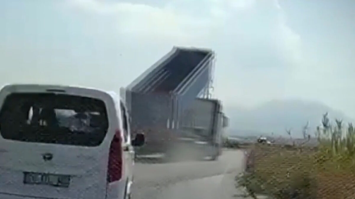 Τουρκία: Φορτηγό με σηκωμένη την καρότσα γκρεμίζει μεταλλική πινακίδα σε αυτοκινητόδρομο
