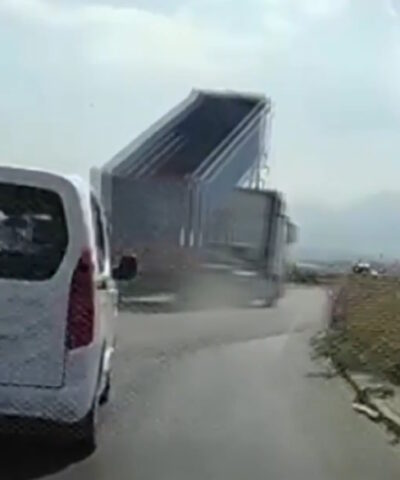 Φορτηγό με σηκωμένη την καρότσα γκρεμίζει μεταλλική πινακίδα σε αυτοκινητόδρομο στην Τουρκία