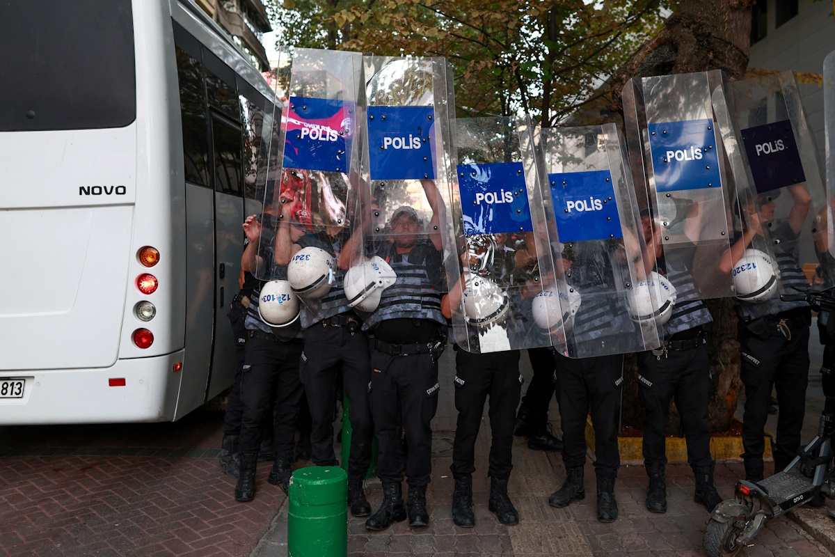 Τούρκοι αστυνομικοί σηκώνουν τις ασπίδες τους σε διαδήλωση στην Άγκυρα