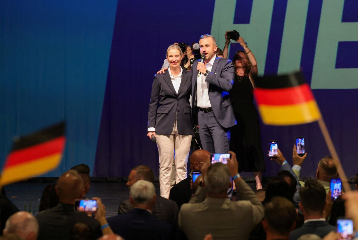 AfD: Η Γερμανία ζει ξανά τον εφιάλτη του ναζισμού - Από «κόμμα των καθηγητών» απόλυτος εκφραστής του πιο ακραίου λαϊκισμού