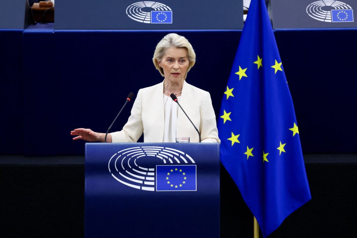 Η Φον ντερ Λάιεν τίμησε τον Έλληνα και τον Δανό πιλότο που σκοτώθηκαν στην Ελλάδα στις πυρκαγιές - «Πέθαναν ως ήρωες»