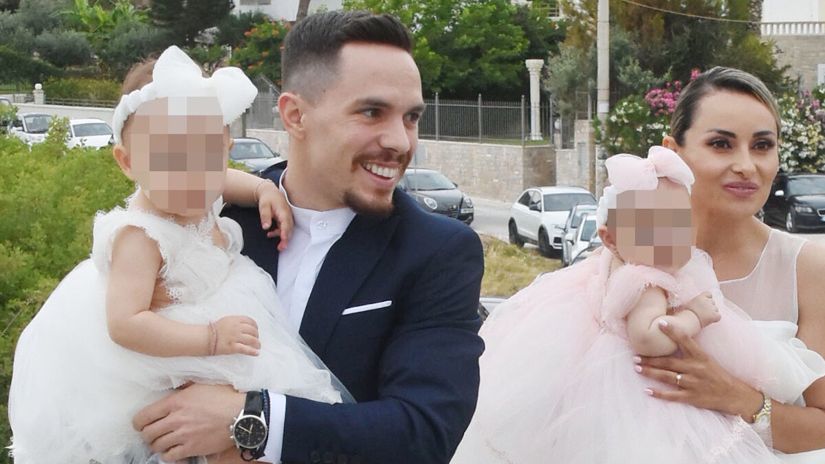 Ο Λευτέρης Πετρούνιας και η Βασιλική Μιλλούση με τις κόρες τους, Σοφία και Ελένη την ημέρα του γάμου / NDP Photo