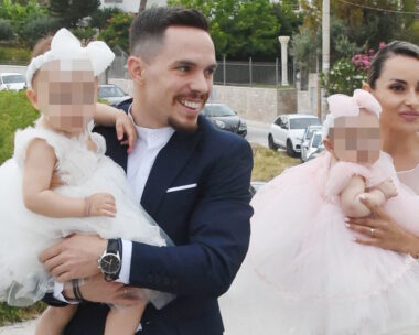 Ο Λευτέρης Πετρούνιας και η Βασιλική Μιλλούση με τις κόρες τους, Σοφία και Ελένη την ημέρα του γάμου / NDP Photo