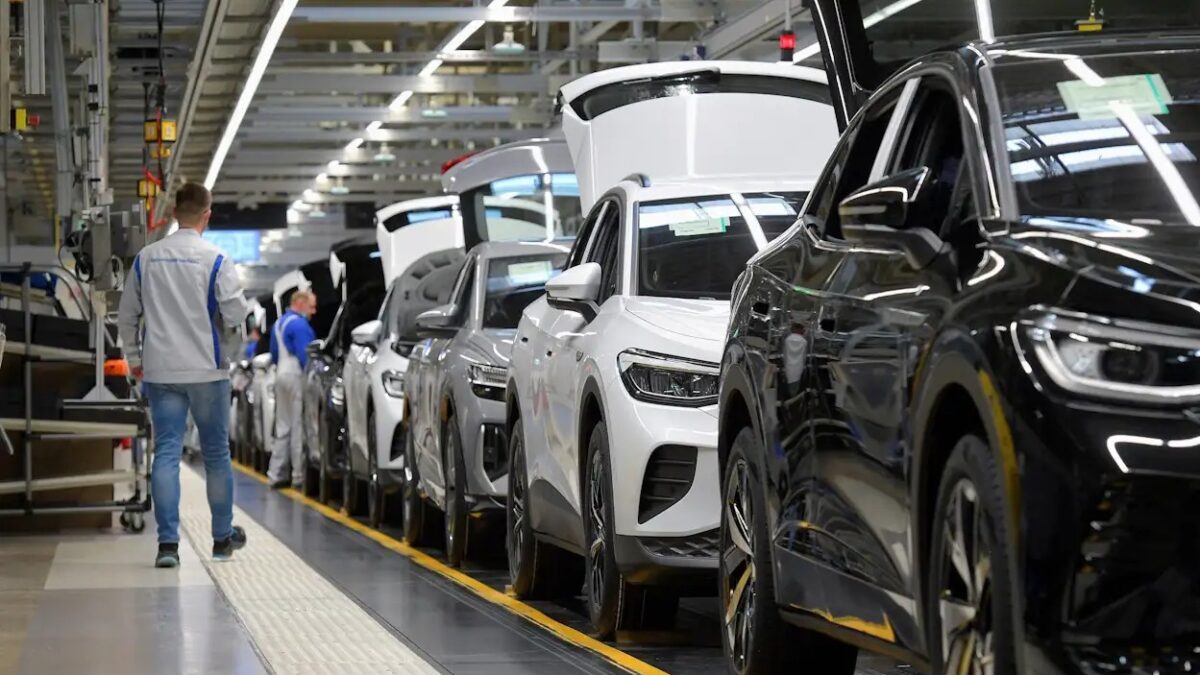 FILE PHOTO: Technicians work at the production line for electric car models of the Volkswagen Group in Zwickau, Germany, April 26, 2022. REUTERS/Matthias Rietschel/File Photo
