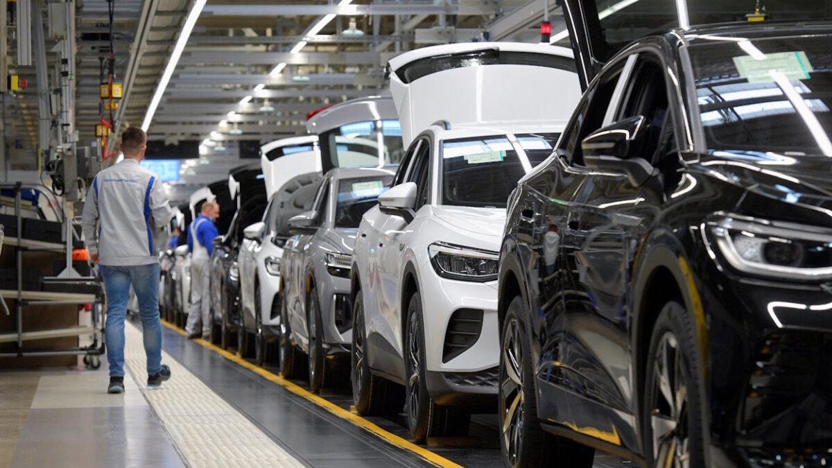FILE PHOTO: Technicians work at the production line for electric car models of the Volkswagen Group in Zwickau, Germany, April 26, 2022. REUTERS/Matthias Rietschel/File Photo