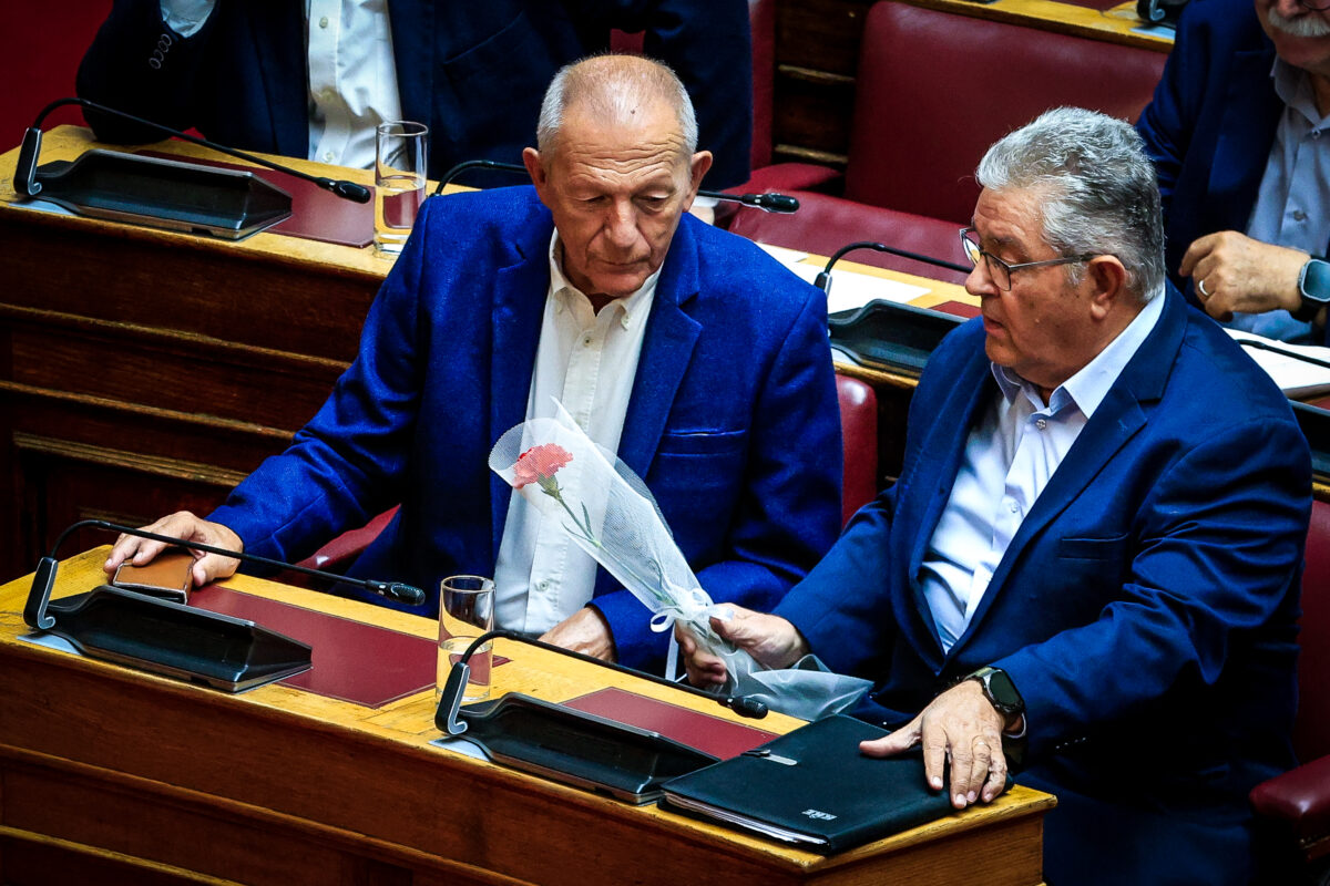 Το πολιτικό «αντίο» στον Σπύρο Χαλβατζή - Το γαρύφαλλο του Δημήτρη Κουτσούμπα στη Βουλή και η τελετή στο ΣΦΕΑ