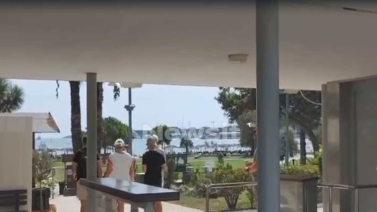 Η είσοδος στην Ακτή Βουλιαγμένης