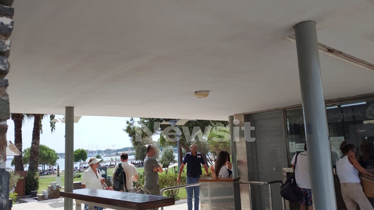Η είσοδος στην Ακτή Βουλιαγμένης